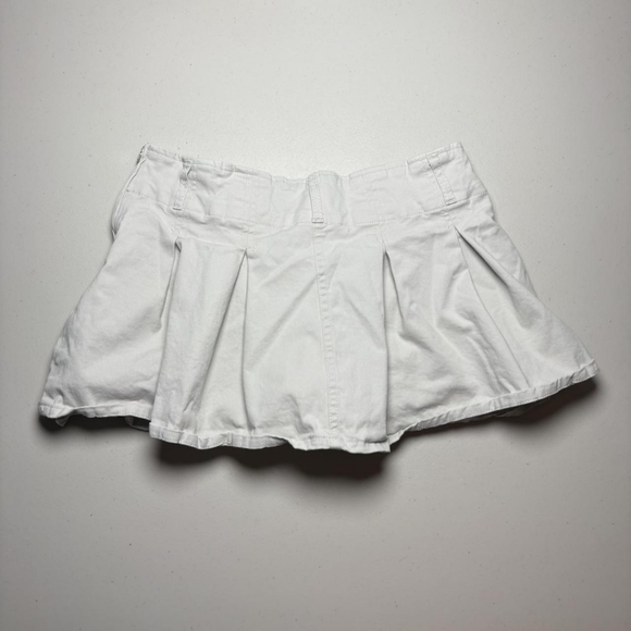 Refuge Low Rise White and Cream Pleated Mini Skirt With Built-In Shorts - Picture 4 of 7